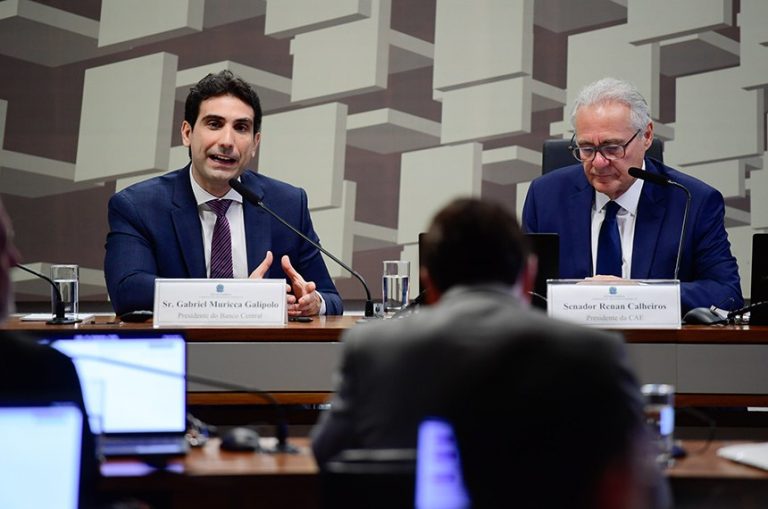 Até 70% da inflação dos alimentos está vinculada ao dólar, diz presidente do BC