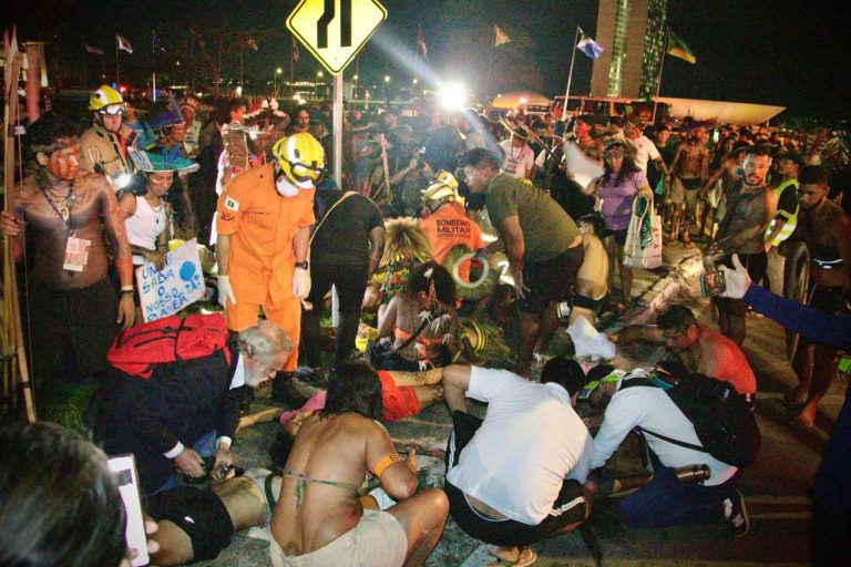 Indígenas são reprimidos pela polícia durante marcha do Acampamento Terra Livre em Brasília