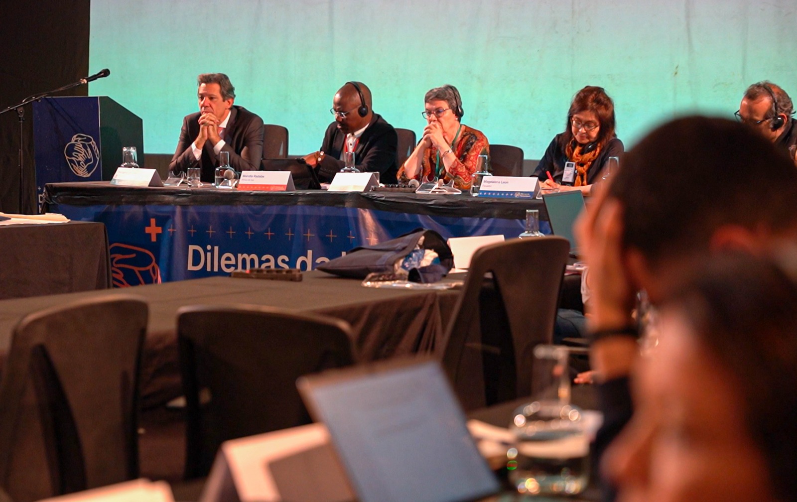 Com o nome de "Desafios da Humanidade", primeira mesa de debates da Conferência "Dilemas da Humanidade" aconteceu na manhã de terça-feira, 8 de abril