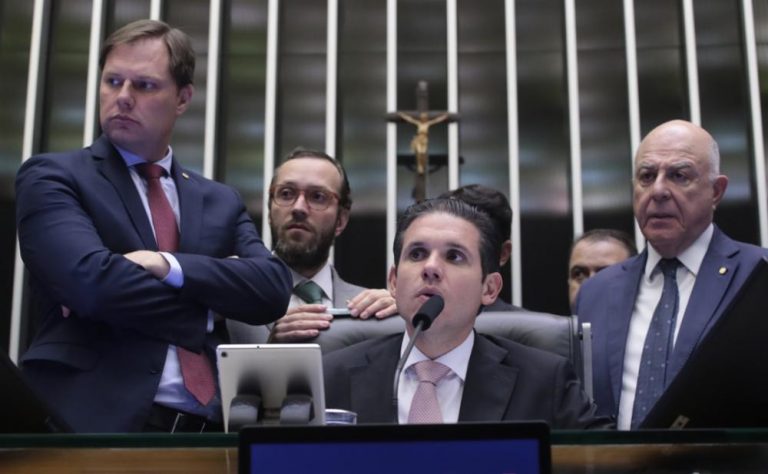 Bolsonaristas mantêm obstrução por anistia na Câmara, mas deixam passar PL da Reciprocidade