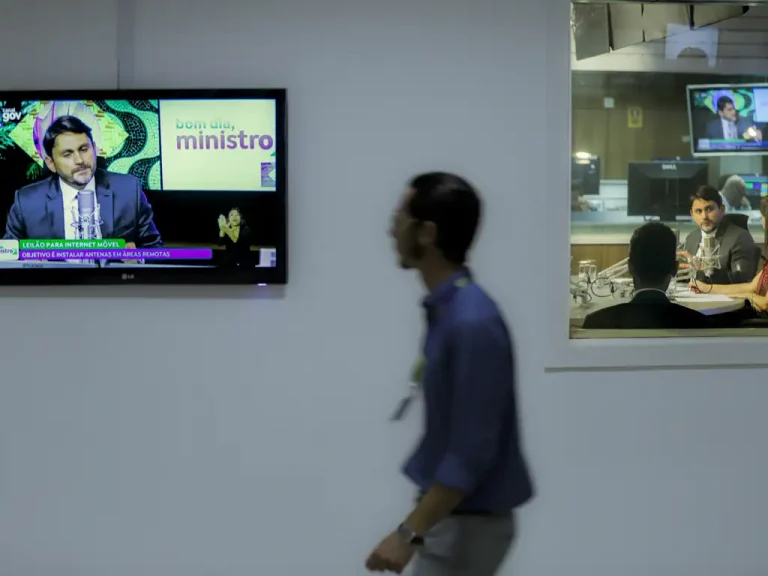 Governo deixa de democratizar mídias ao manter União Brasil nas Comunicações, dizem movimentos