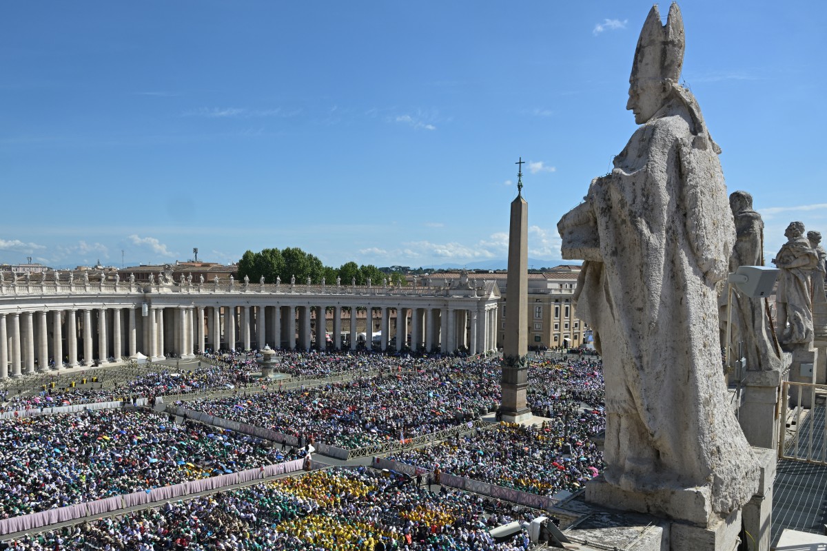 Público participa de missa um dia após o funeral do papa Francisco, na Praça de São Pedro, com o obelisco e a colunata, no Vaticano, em 27 de abril de 2025