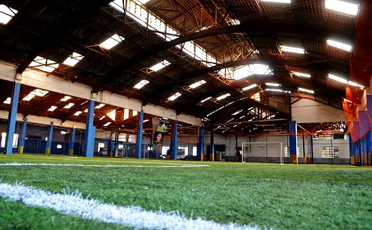 Quadra de futebol com grama sintética do Playball Ipiranga, em São Paulo (SP)