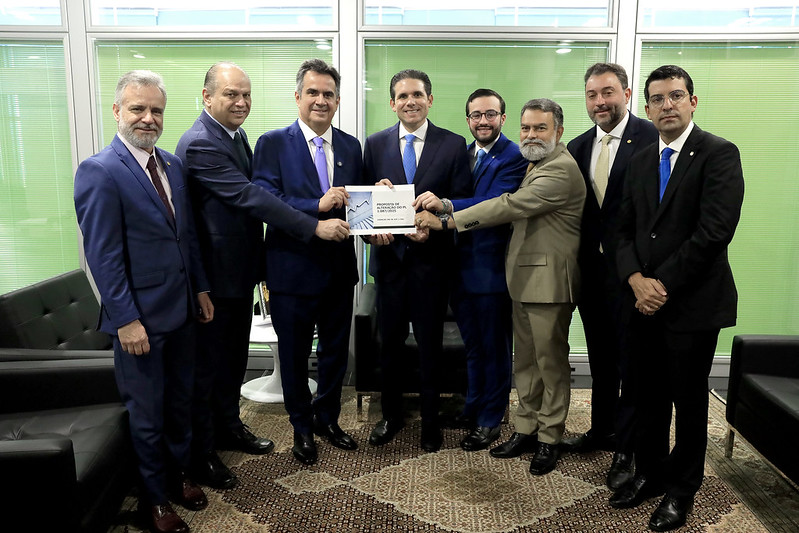 Líderes do PP entregam alternativa a projeto de isenção do IR a presidente da Câmara, Hugo Motta (ao centro), no dia 3/4/2025
