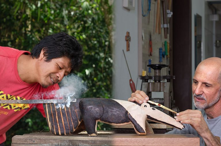 Mostra inédita une joalheria, escultura e artesanato Mbyá Guarani em Porto Alegre (RS)