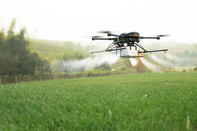 Pulverização de agrotóxicos por meio de drone