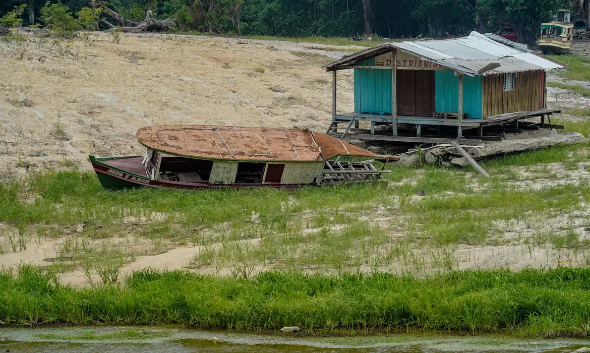 Embarcações e Flutuantes encalhados na comunidade de Nossa Senhora de Fátima, em Manaus, devido ao nível baixo do rio Igarapé Tarumã-açu, causada pela seca - 22/11/2023