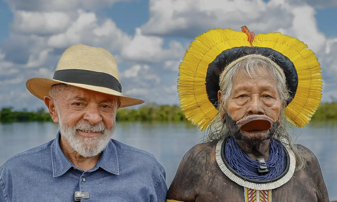 O presidente Luiz Inácio Lula da Silva e o cacique Raoni Metuktire, do Povo Kaiapó