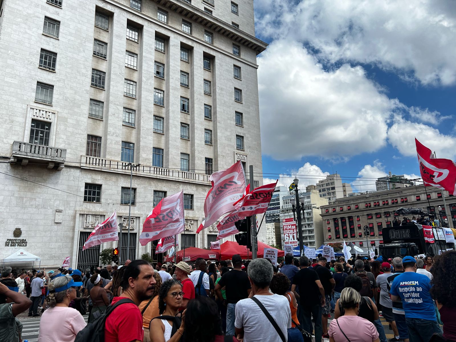 Ato unificado do funcionalismo municipal de São Paulo (SP), em frente à prefeitura - 2/4/2025