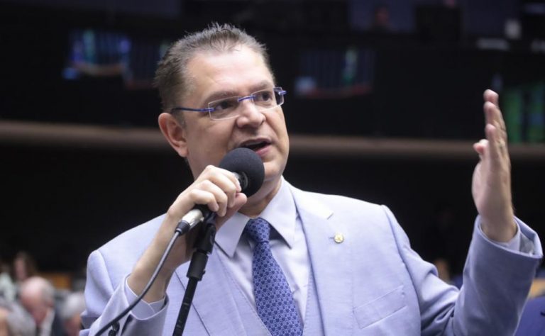 PL quer cassar Glauber, mas líder da sigla é autor de proposta que dificulta perda de mandato