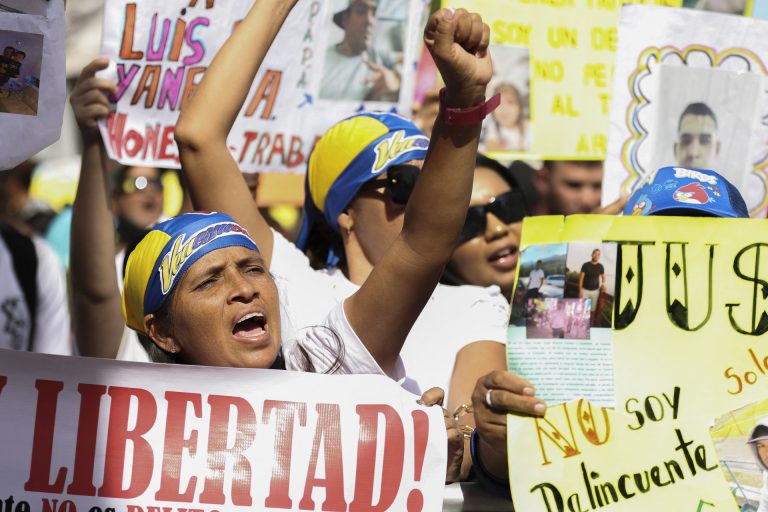 Venezuela acusa EUA de sequestrar criança separada de pais deportados