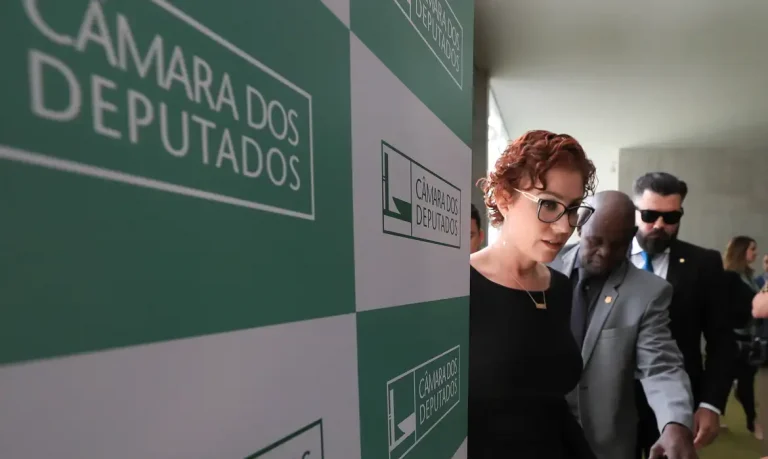 Sem confirmar destino, Carla Zambelli deixa o Brasil e deve pedir licença do mandato