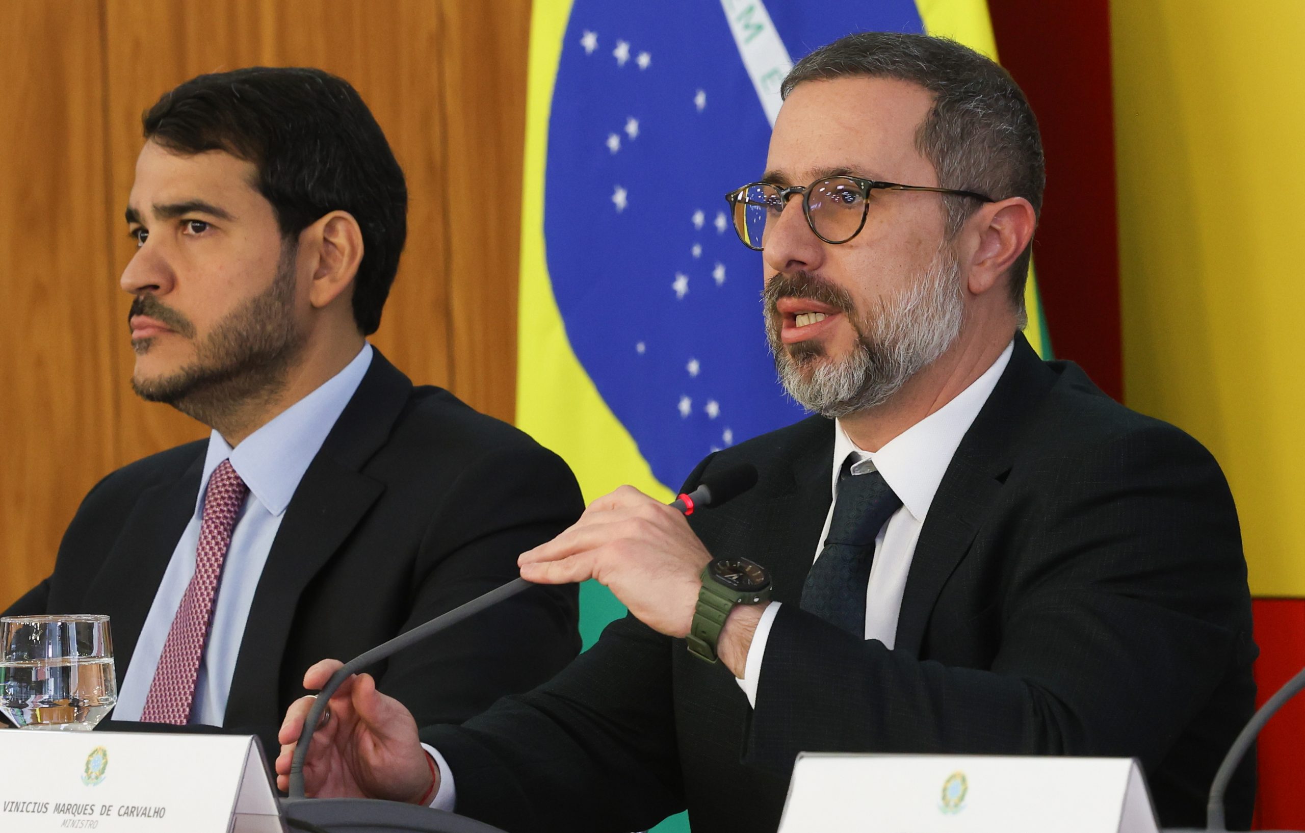 Ministros Jorge Messias (AGU) e Vinicius Marques de Carvalho (CGU), em coletiva de imprensa, no Palácio do Planalto