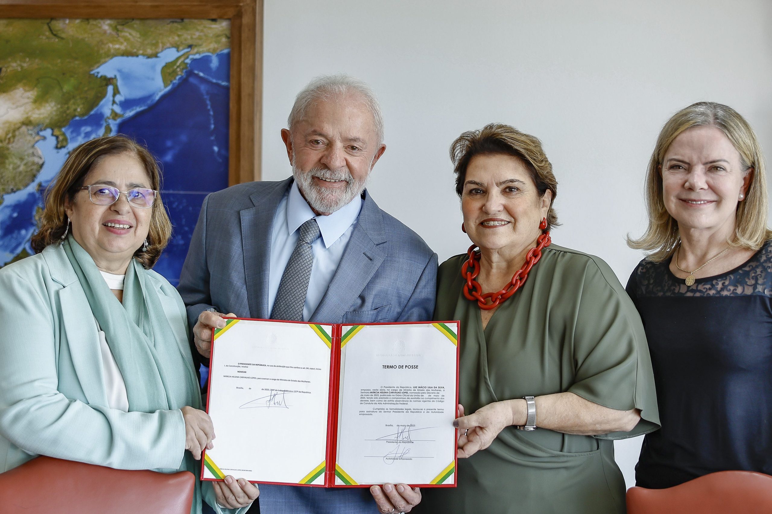 Presidente Lula acompanhado da ex-ministra Cida Gonçalves e da ministra Gleisi Hoffmann, empossou Márcia Lopes como nova mnistra das Mulheres