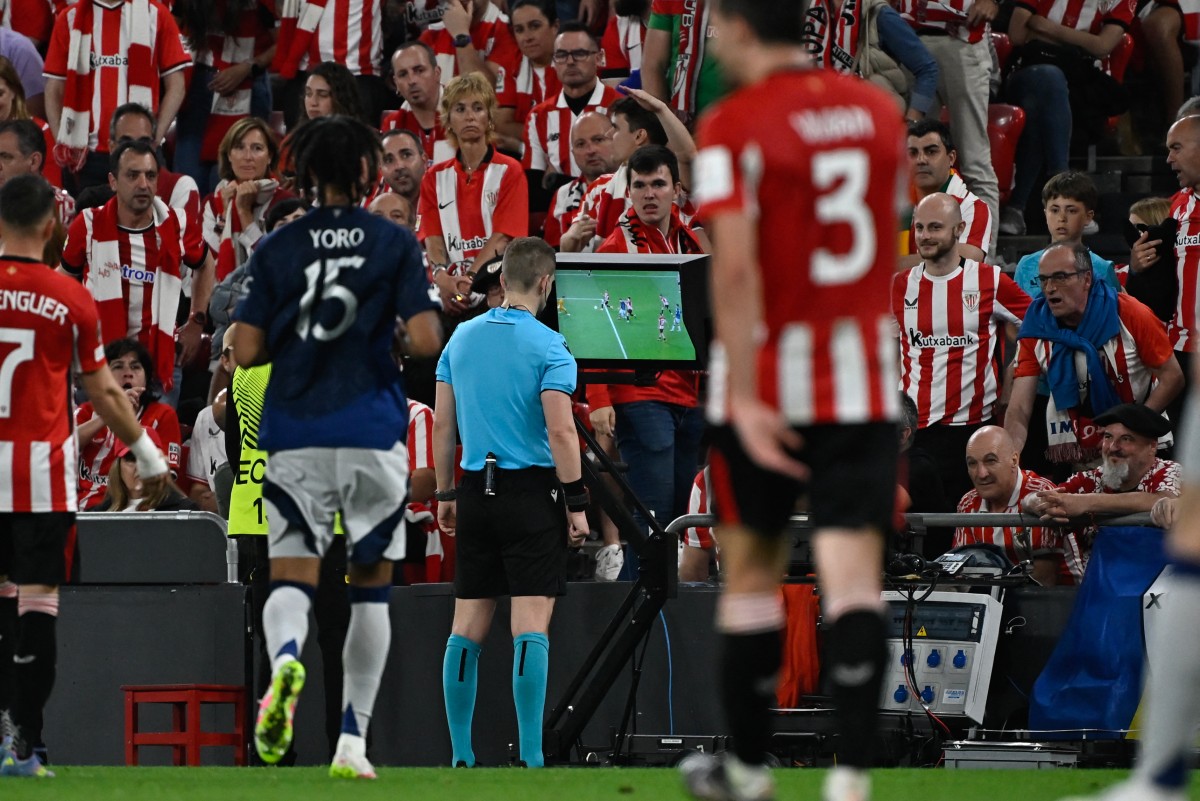 O árbitro Espen Eskas analisa o VAR antes de mostrar um cartão vermelho ao zagueiro espanhol Dani Vivian, do Athletic Bilbao, e marcar um pênalti para o Manchester United durante a partida da Liga Europa da UEFA entre Athletic Club Bilbao e Manchester United no estádio San Mames, em Bilbao