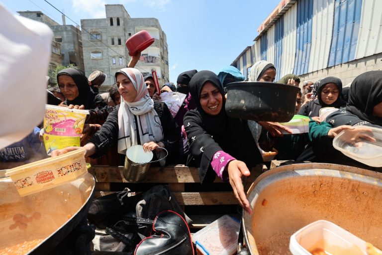 Israel e EUA usam comida como isca para acelerar genocídio em Gaza, denuncia jurista