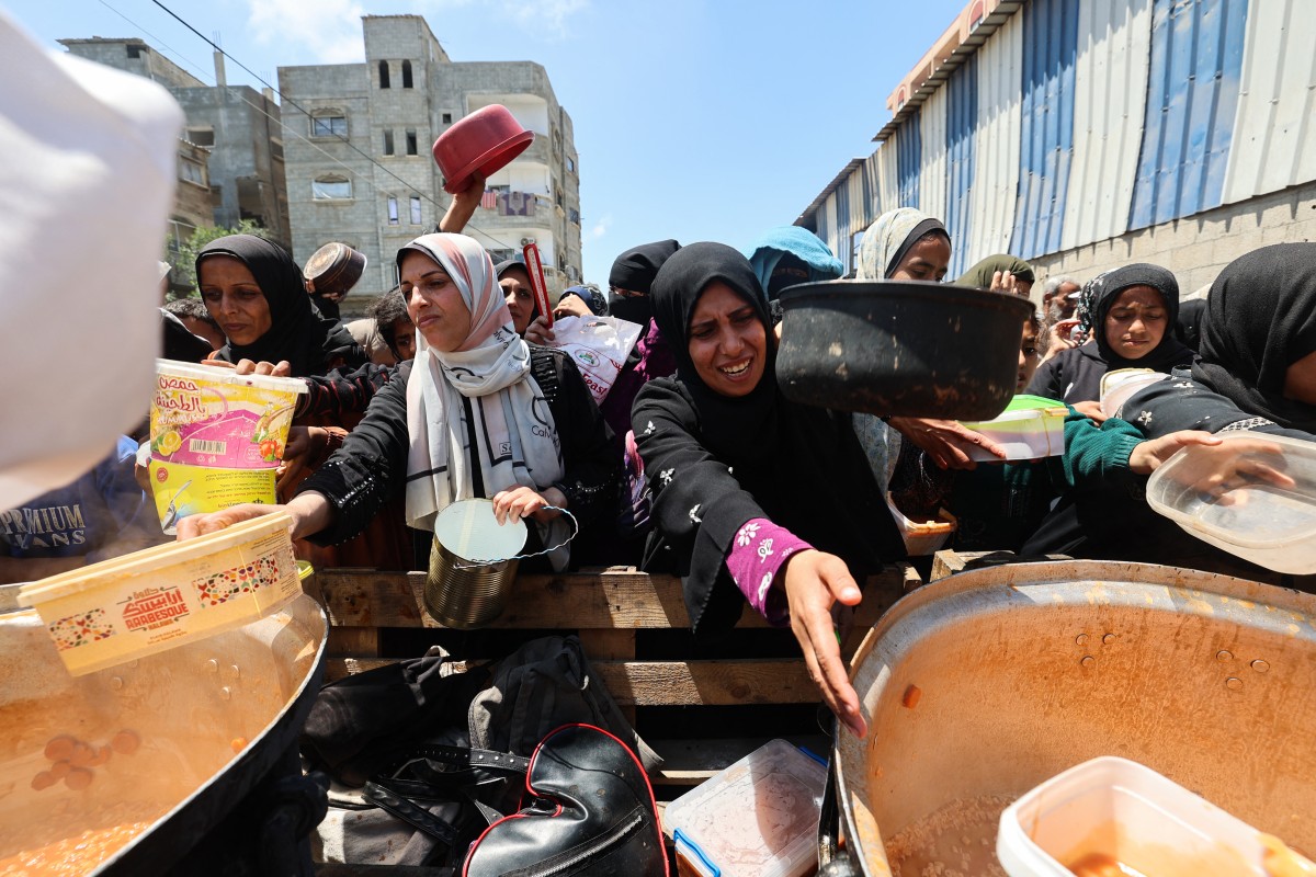 Refugiados palestinos no campo de Nuseirat, em Gaza