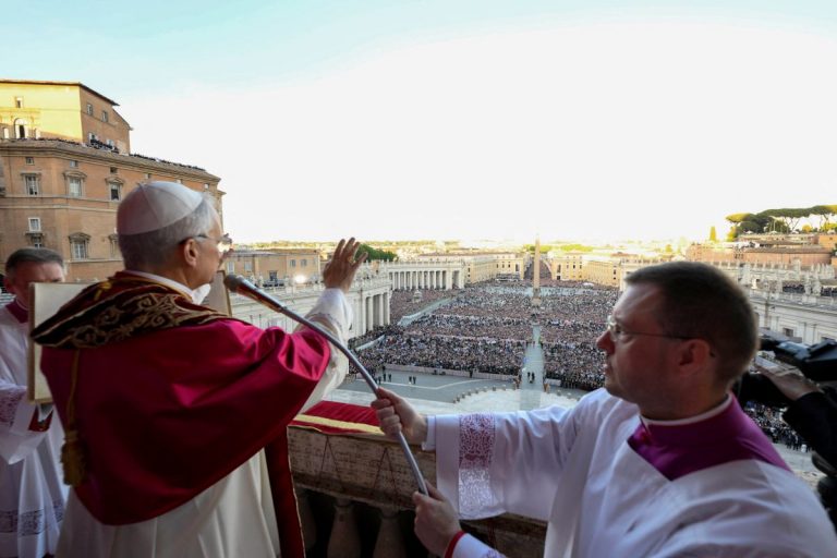 Papa Leão 14 pede paz e lembra Francisco: 'ajudem a construir pontes'