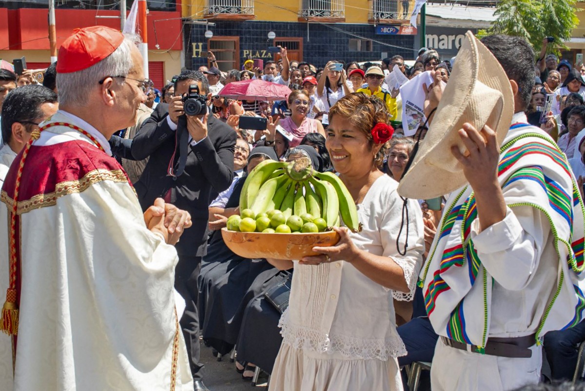 O então bispo Robert Francis Prevost durante uma visita a Chulucanas, Peru, em 2024