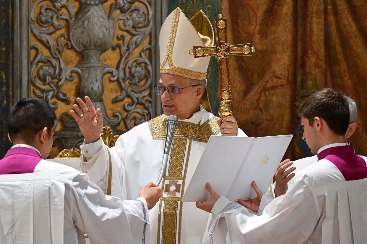 O Papa Leão 14 durante uma missa com cardeais na Capela Sistina, no Vaticano