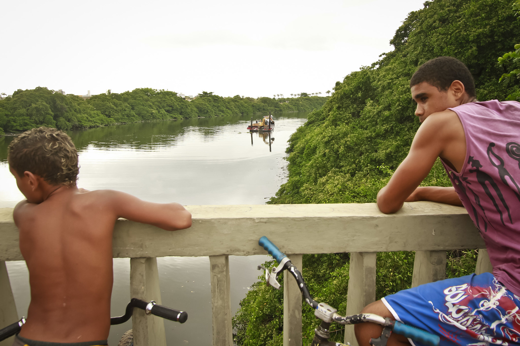 O rio Capibaribe corta toda a cidade do Recife, margeado por dezenas de comunidades