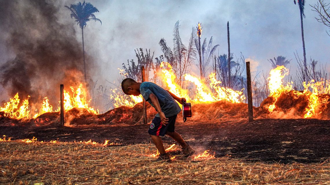 Imagem da fotojornalista Carolina Costa mostra queimadas em Lábrea