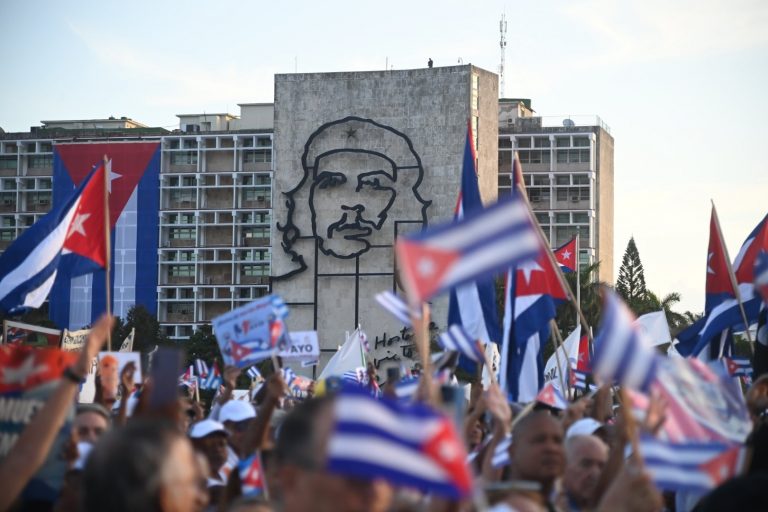 'Que a Revolução siga firme': milhões de cubanos saem às ruas no 1º de Maio