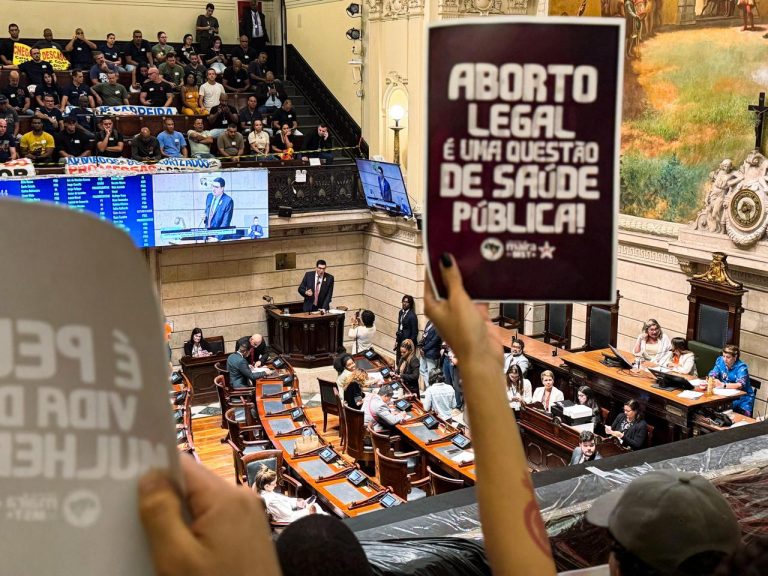 ‘Fake news do aborto’: parlamentares do Rio tentam barrar projeto que culpabiliza mulheres