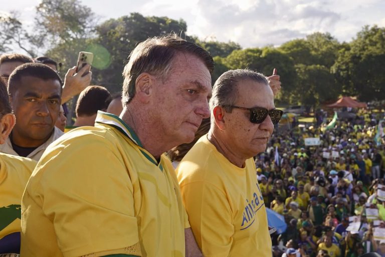 Três dias depois de alta, Bolsonaro participa de ato esvaziado em Brasília e pede anistia