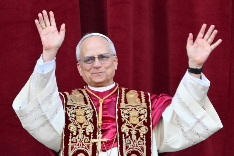 Missionário e nascido nos EUA: quem é o novo papa, Leão 14