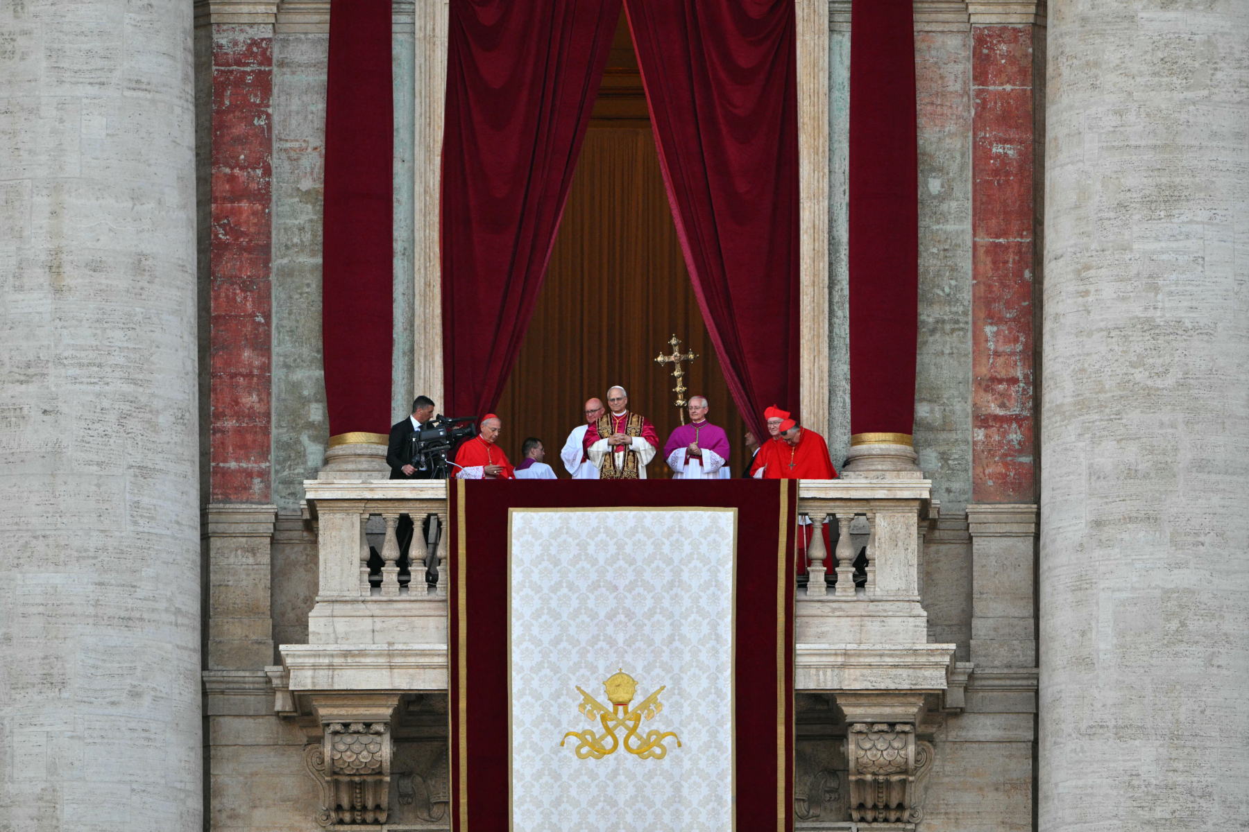 O recém-eleito Papa Leão XIV, Robert Prevost, chega à varanda principal da galeria central da Basílica de São Pedro, no Vaticano, após o encerramento do conclave