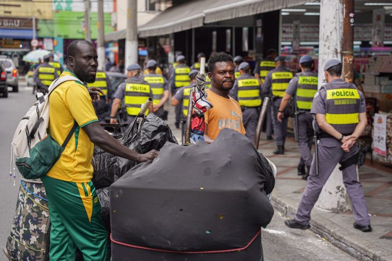Ambulante é executada após PM matar senegalês em SP; trabalhadores vivem ‘panela de pressão'