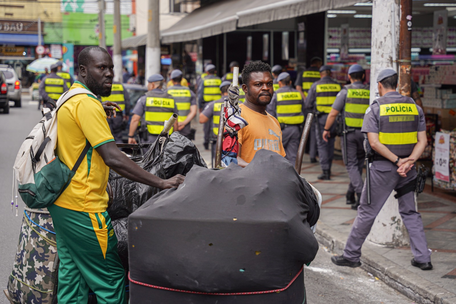Vendedores ambulantes interrompem o trabalho e recolhem seus produtos no Brás quando cordão policial passa