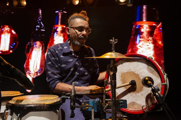 ‘Enquanto tiver criança, cultura popular não vai acabar’, diz Mestre Nico, expoente do maracatu