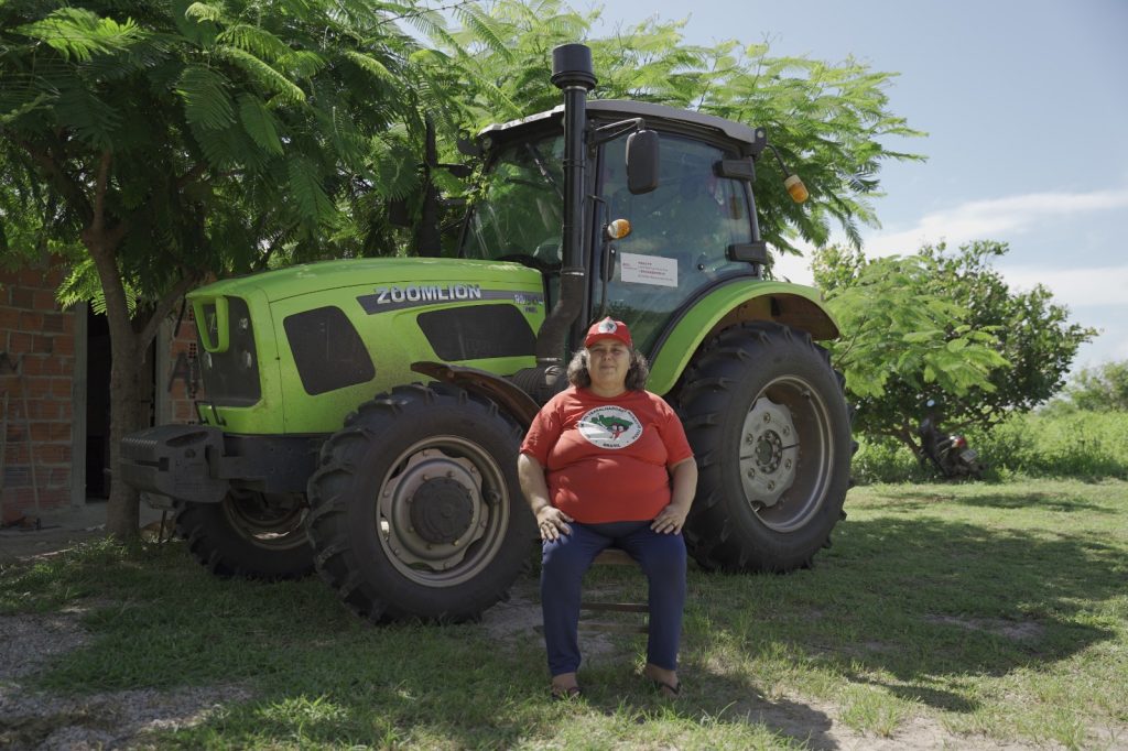 Máquinas agrícolas chinesas em uso pelo mst