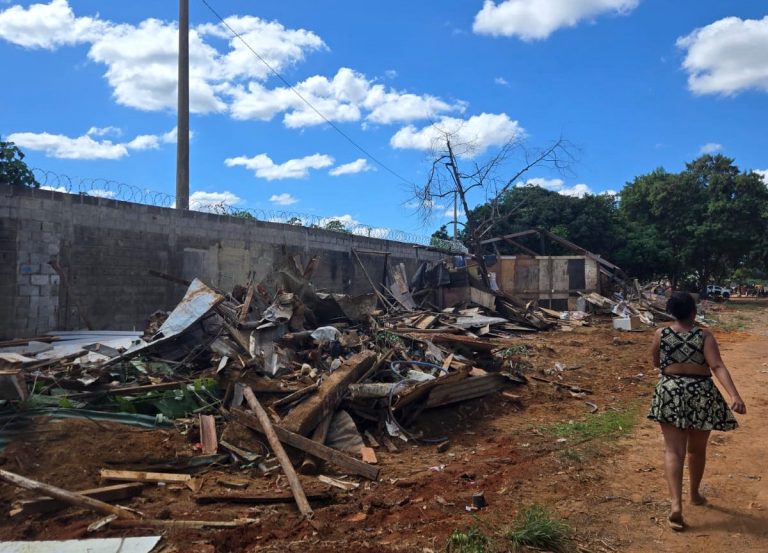 Derrubada do GDF deixa famílias e crianças desabrigadas no Setor de Inflamáveis