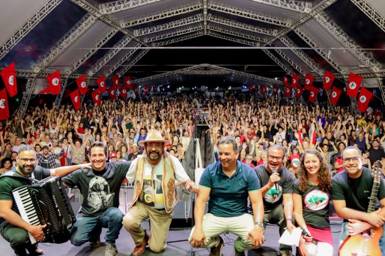  ‘Aqui está o que produz o nosso povo, que merece respeito’: Xangai faz show na Feira do MST
