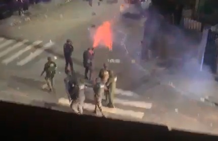 Policiais durante ação na Cidade Tiradentes, bairro da zona leste de São Paulo, nesta quinta-feira (8)