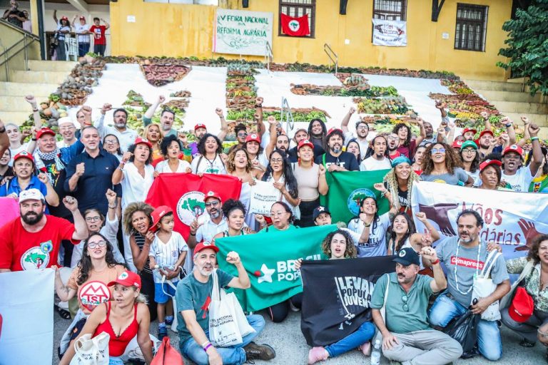 MST doa 25 toneladas de alimentos a cozinhas solidárias e cobra avanços para políticas do campo