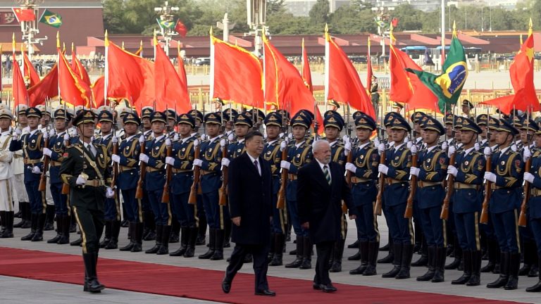Ampla delegação, reunião com Xi e canção de Gil: veja programação de Lula na China