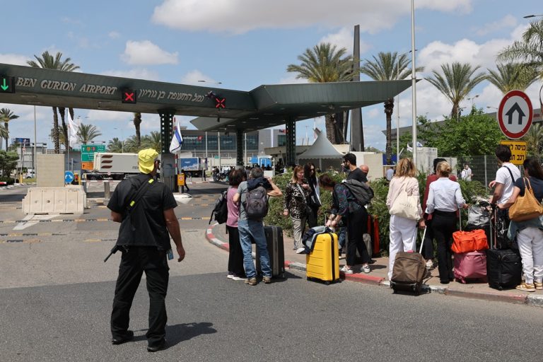 Houthis assumem ataque com míssil a aeroporto em Israel