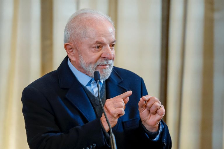 Em Moscou, Lula diz que rearmamento da Europa 'é uma loucura'