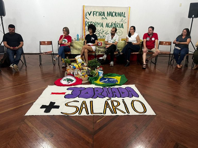 Na Feira da Reforma Agrária, movimentos debatem fim da escala 6x1 e taxação de super-ricos