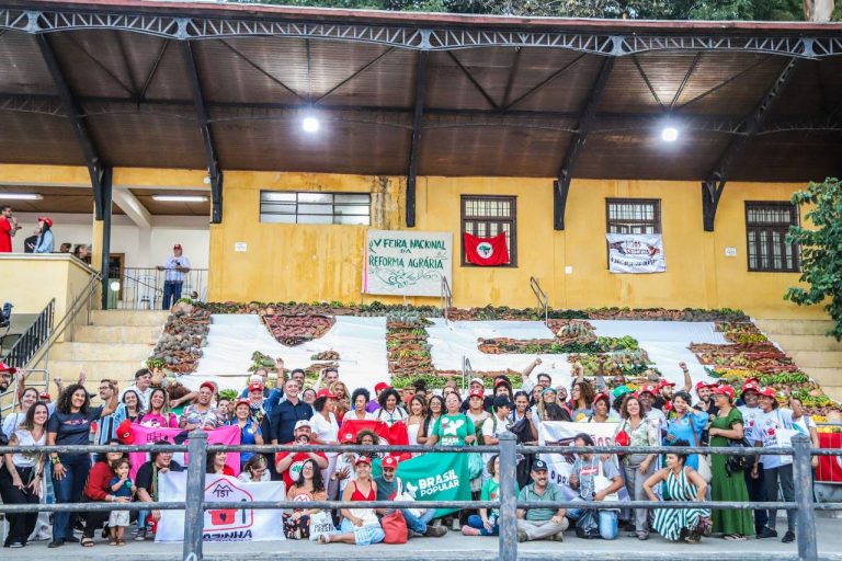 Na Feira do MST, famílias camponesas e comida sem veneno são as principais estrelas