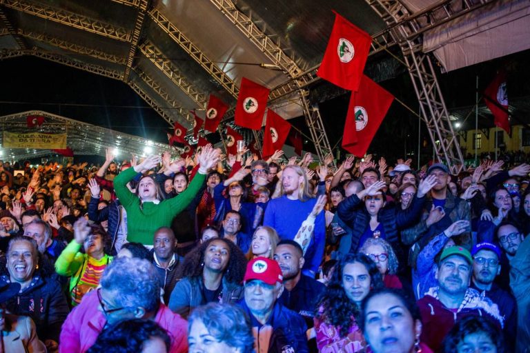 'Terra, arte e pão': FBC, Marina Lima, Arnaldo Antunes e Paulinho Moska fecham Feira do MST