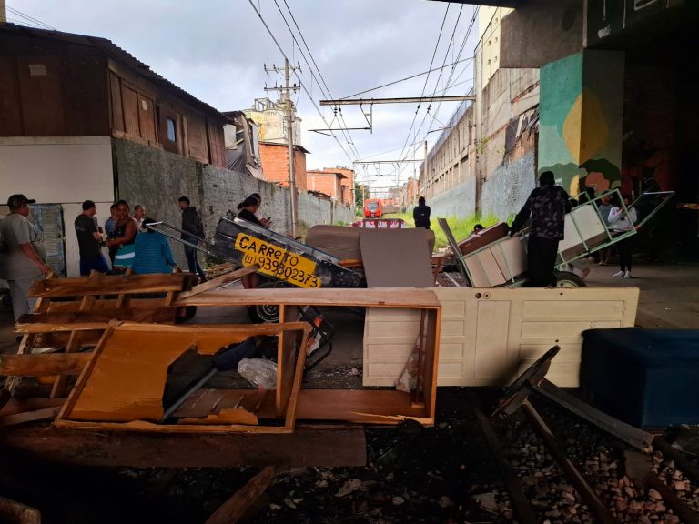 Tarcísio descumpre acordo, derruba casas na favela do Moinho e moradores travam linha de trem