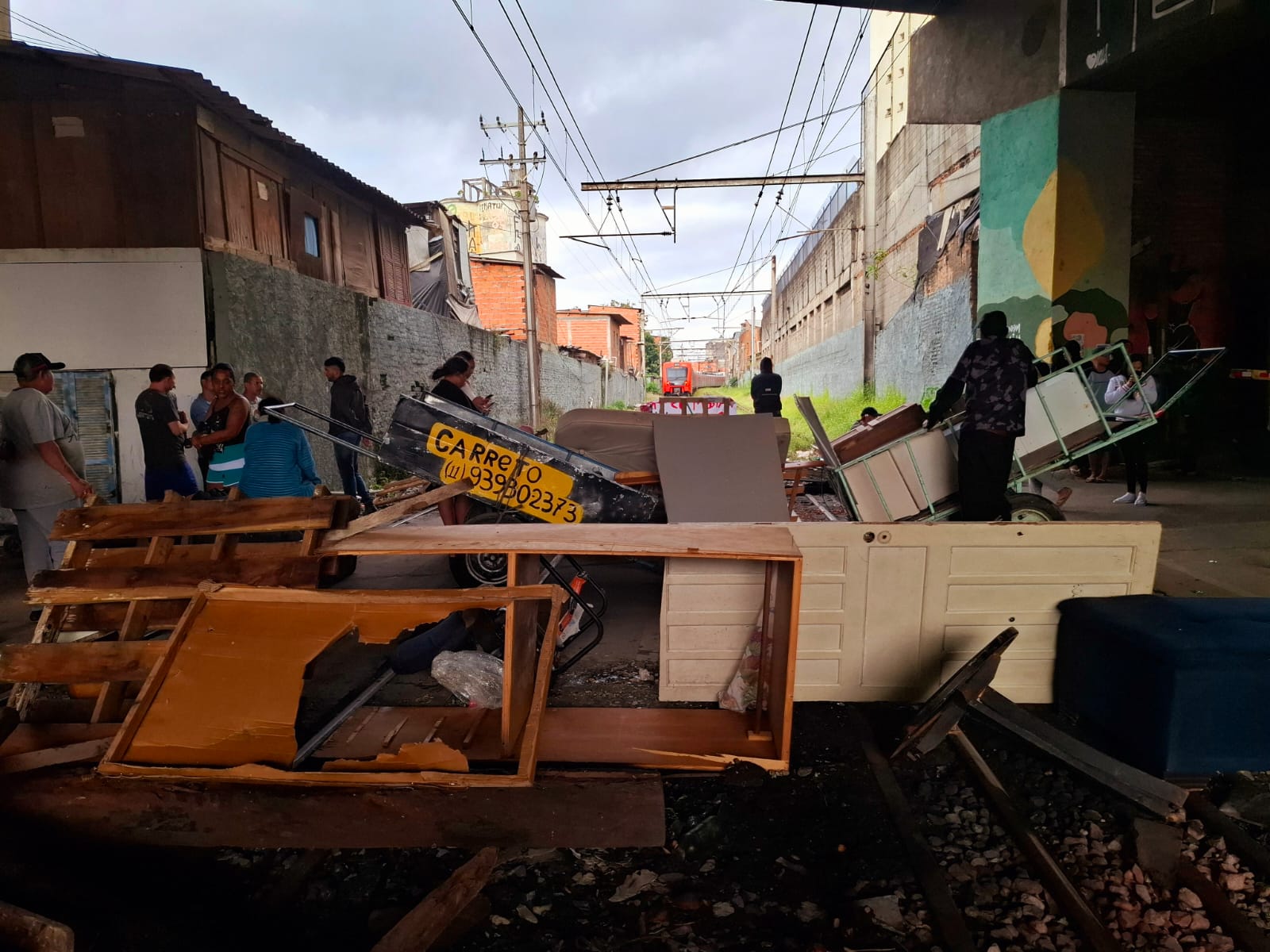 Barricadas com entulhos e lixos foram montadas na entrada da favela do Moinho e também bloqueando trilhos de trens