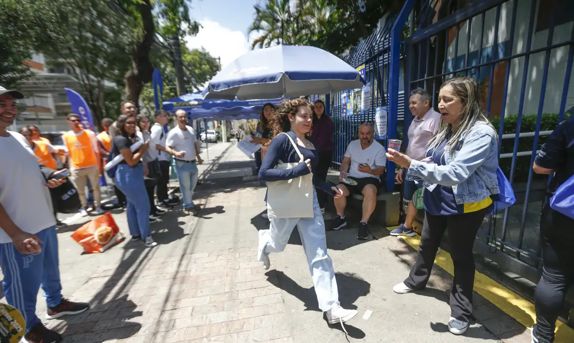 Candidata chega para a prova do Enem 2024, em São Paulo