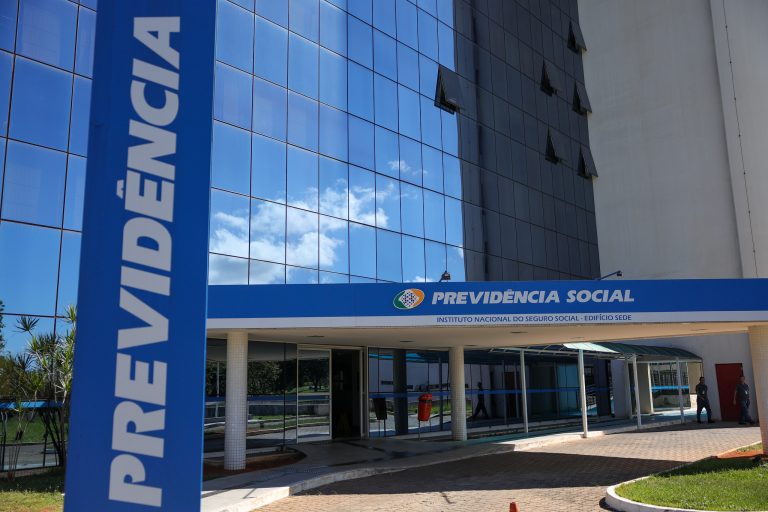 Justiça bloqueia R$ 23,8 milhões de suspeitos de fraude contra INSS