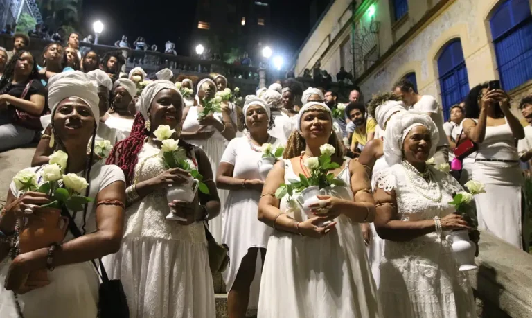 Ilú Obá De Min faz lavagem da rua 13 de Maio, em SP: ‘Vamos lavar a mentira da abolição’
